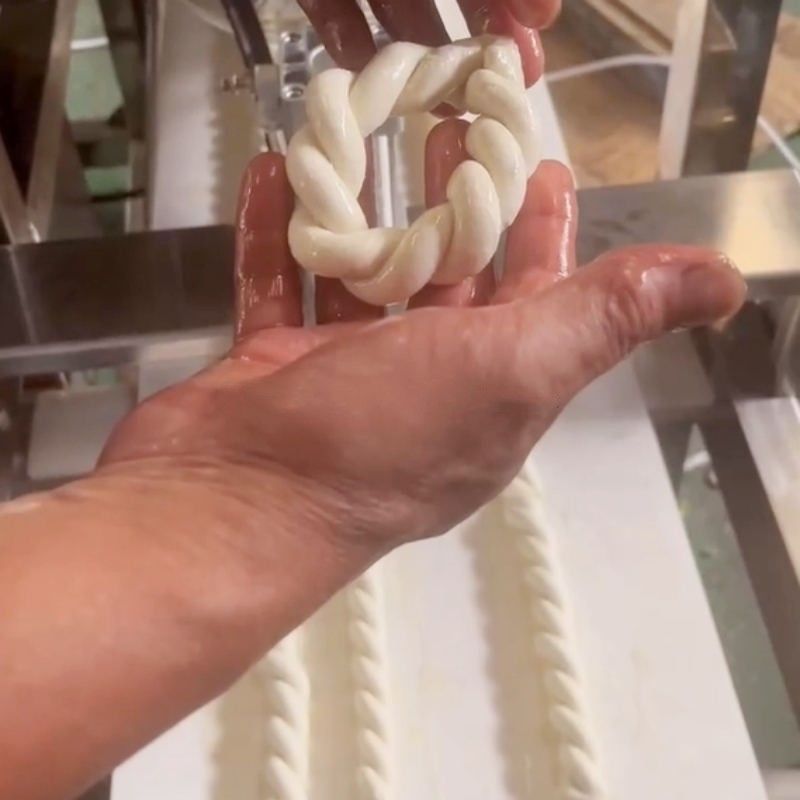 Industrial Otomatis Twisting Churro Snack Forming Equipment Soft Pretzel Fried Dough Twist Making Extruder Mesin